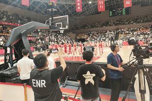 Tấm rổ nổ tung! Tân Cương giành được 24 quả bóng rổ trước sân, 53 - 37 thắng 16 quả bóng rổ Quảng Đông.